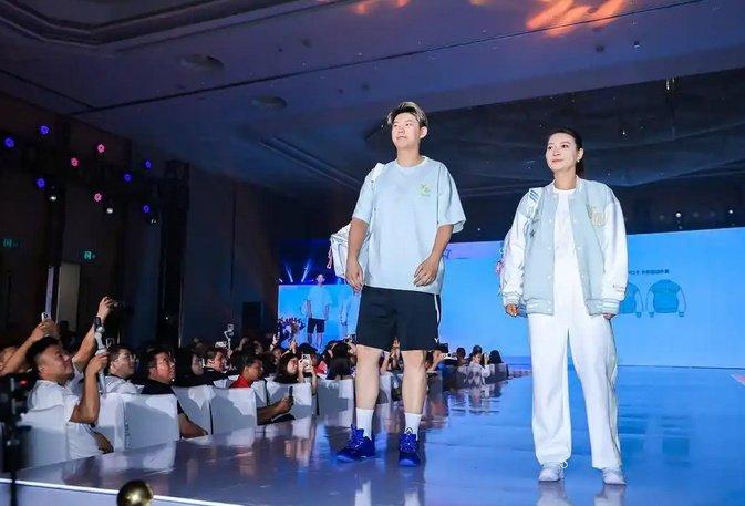 奥运名将多面人生：甜蜜新婚 从商当院长身份不设限