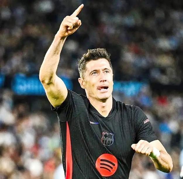 金钱诱惑？莱万拒绝沙特豪门1亿欧元年薪，留守巴萨圆梦欧冠