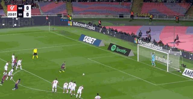 华体会hth体育-【西甲】巴萨5比1塞维利亚，莱万梅开二度，加维复出