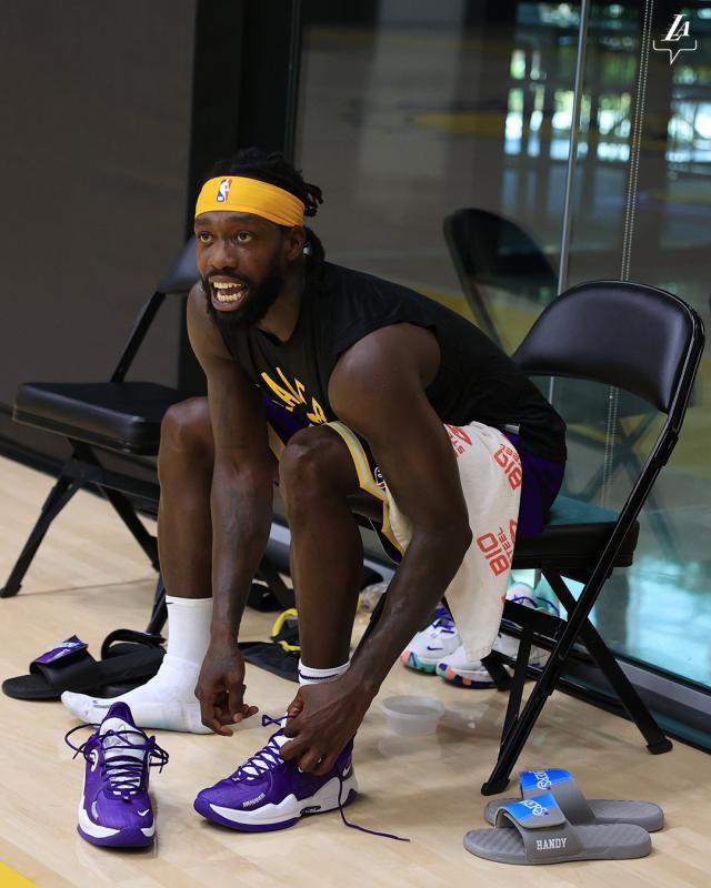 华体会官网下载-贝弗利亮相湖人畅想季后赛 韦少到场助阵泯恩仇